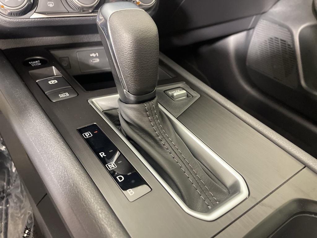 2025 Nissan Kicks SV photo 31