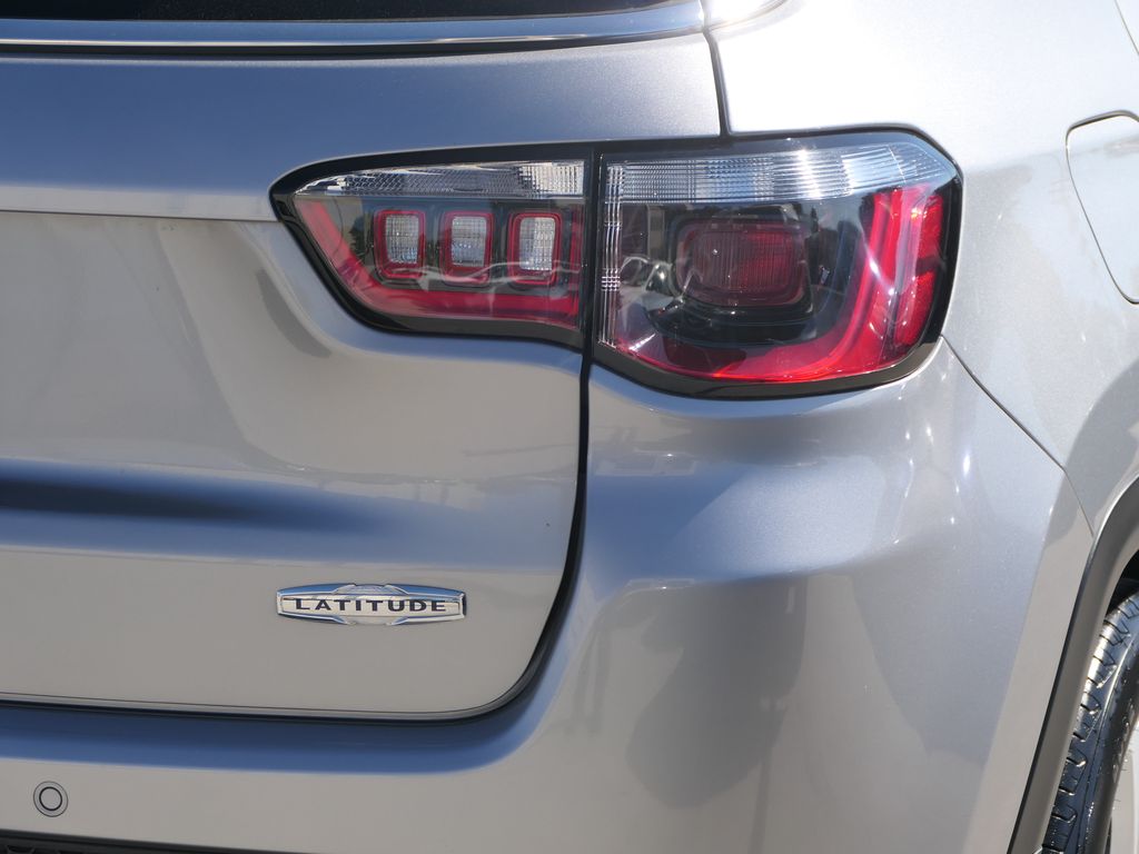 2022 Jeep Compass Latitude photo 3