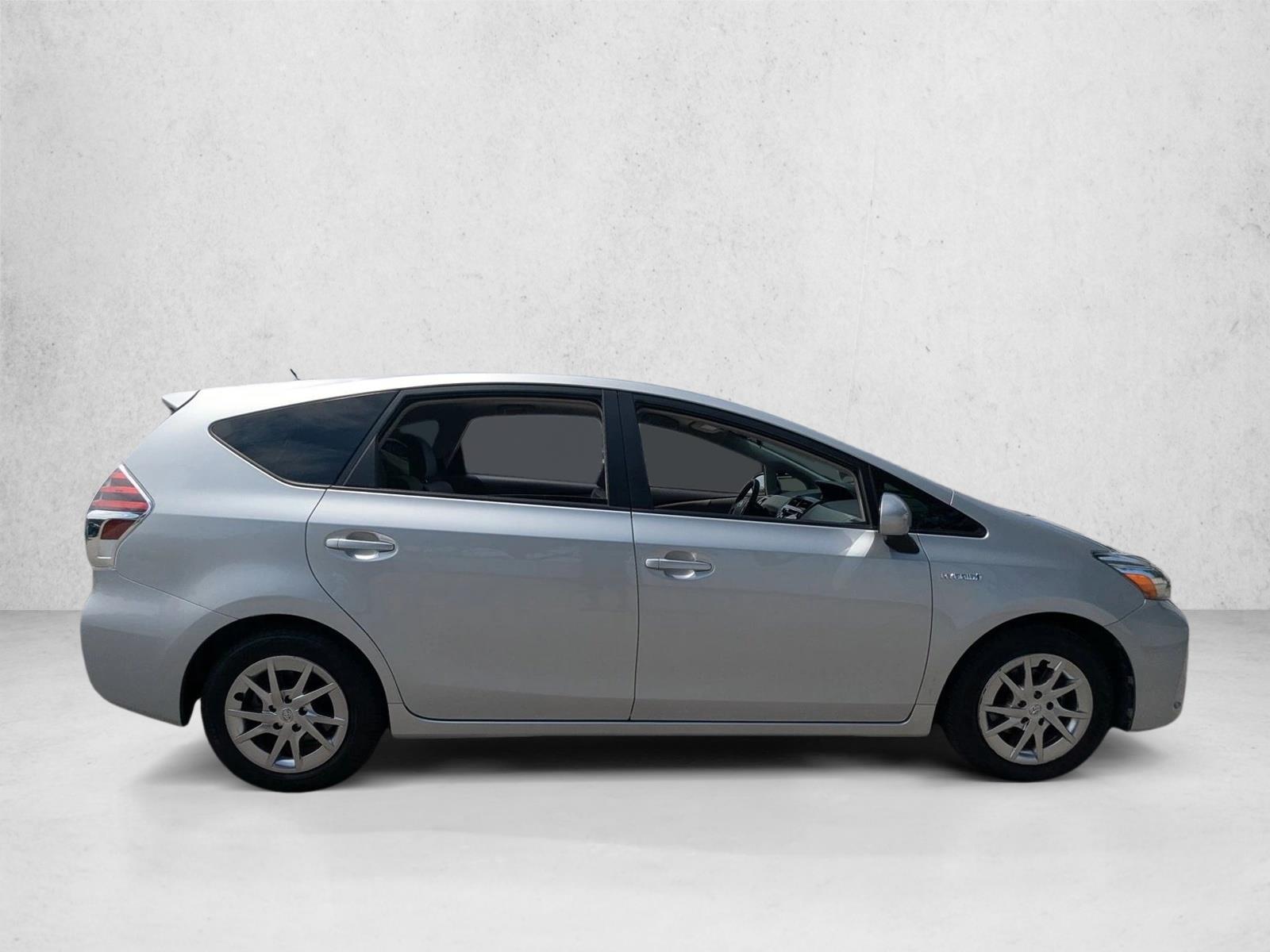 2017 Toyota Prius V Two photo 4