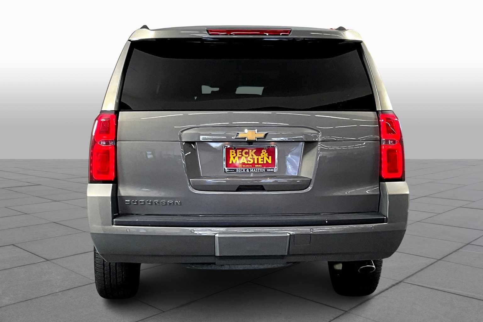 2018 Chevrolet Suburban LT photo 4