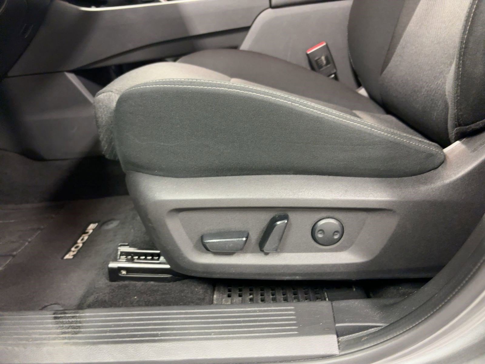 2024 Nissan Rogue SV photo 11