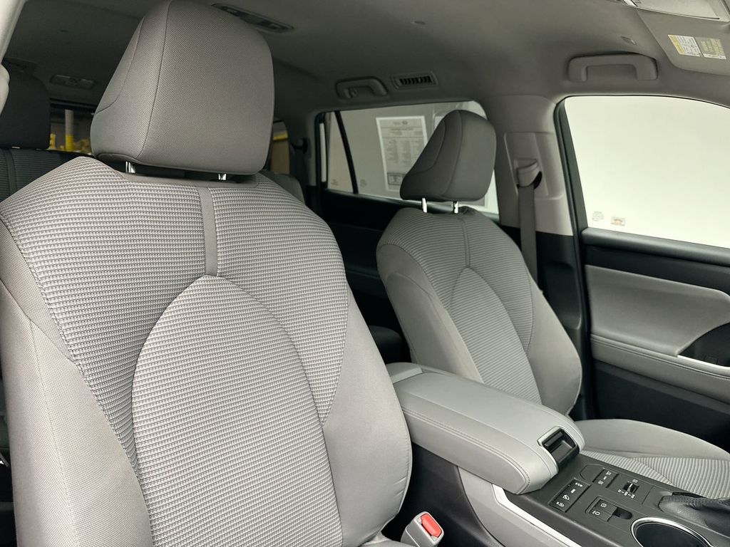 2020 Toyota Highlander L photo 6