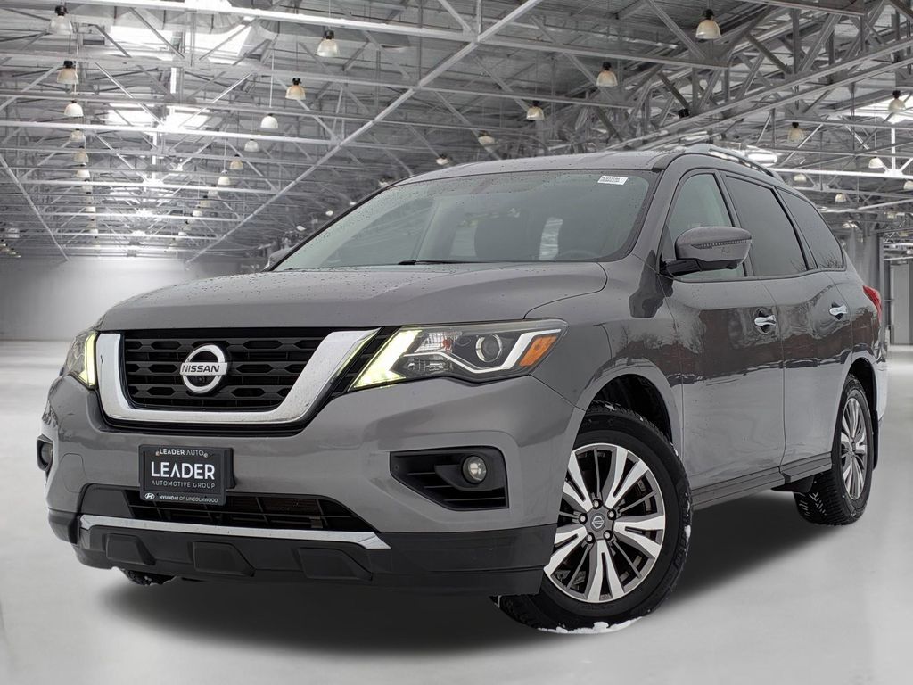 2018 Nissan Pathfinder SL's photo