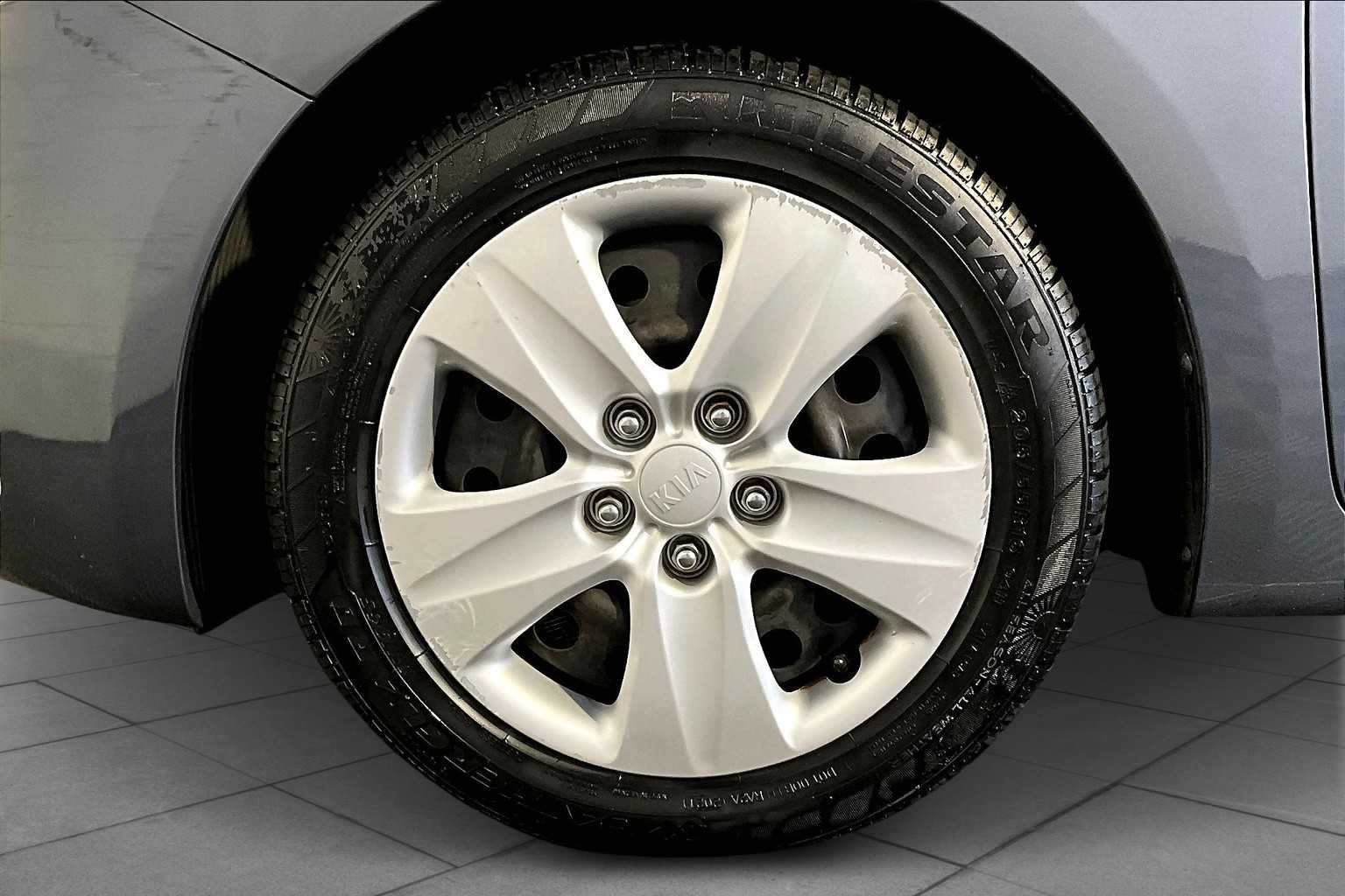 2016 Kia Forte 5-Door LX photo 10