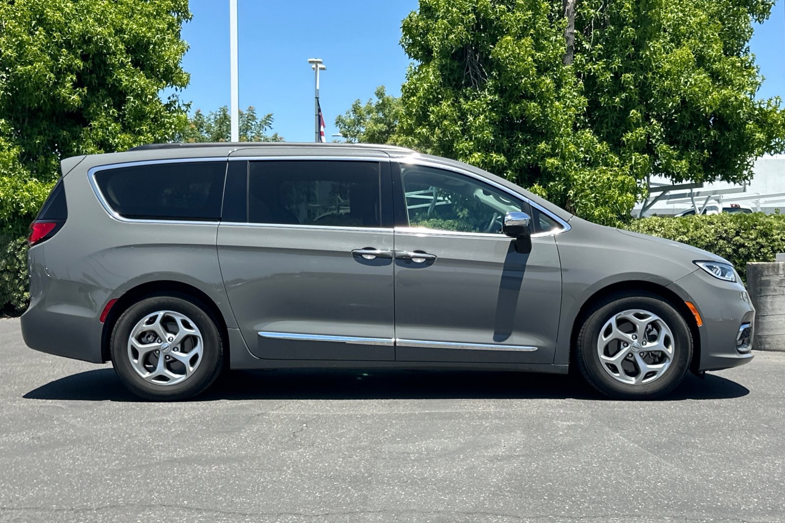 2023 Chrysler Pacifica Limited photo 3
