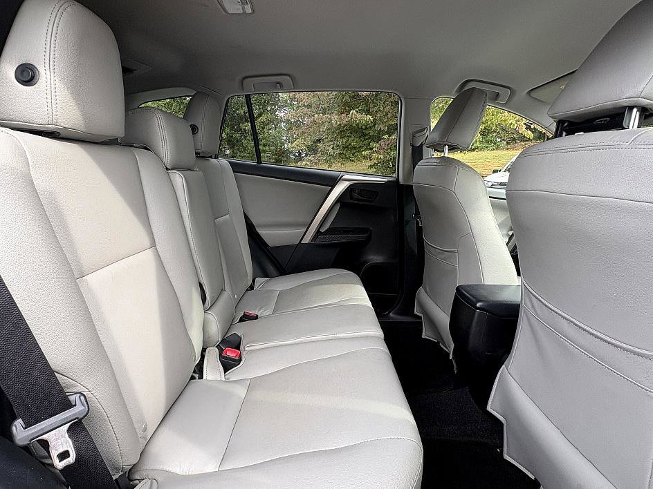 2015 Toyota RAV4 LE photo 11