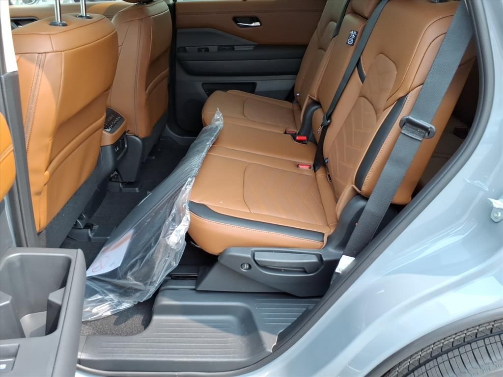 2025 Nissan Pathfinder Platinum photo 10