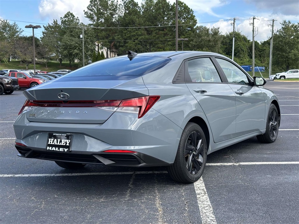 2022 Hyundai Elantra SEL photo 18