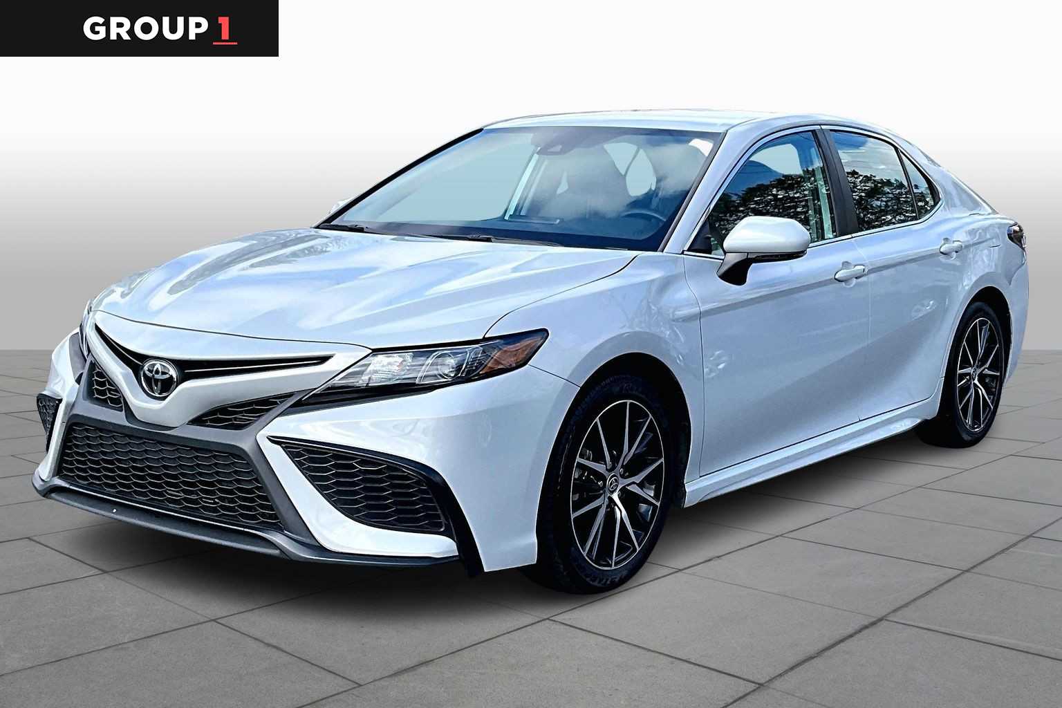 2023 Toyota Camry SE's photo