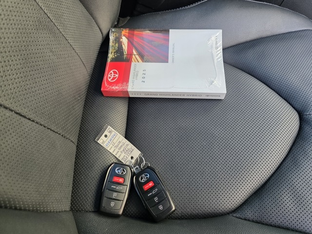 2025 Toyota Highlander Hybrid Limited photo 9