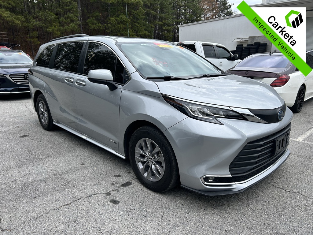 2021 Toyota Sienna XLE's photo