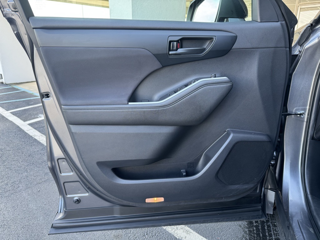 2023 Toyota Highlander L photo 5