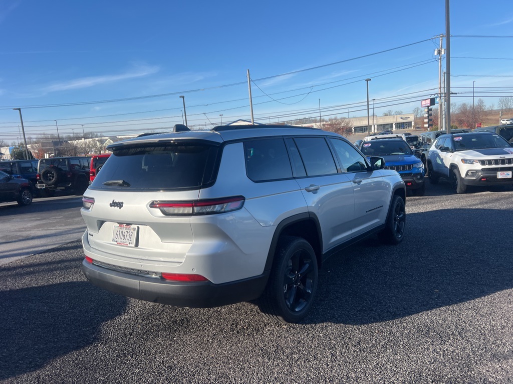 2025 Jeep Grand Cherokee Laredo photo 3