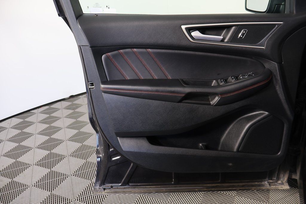 2024 Ford Edge ST photo 2