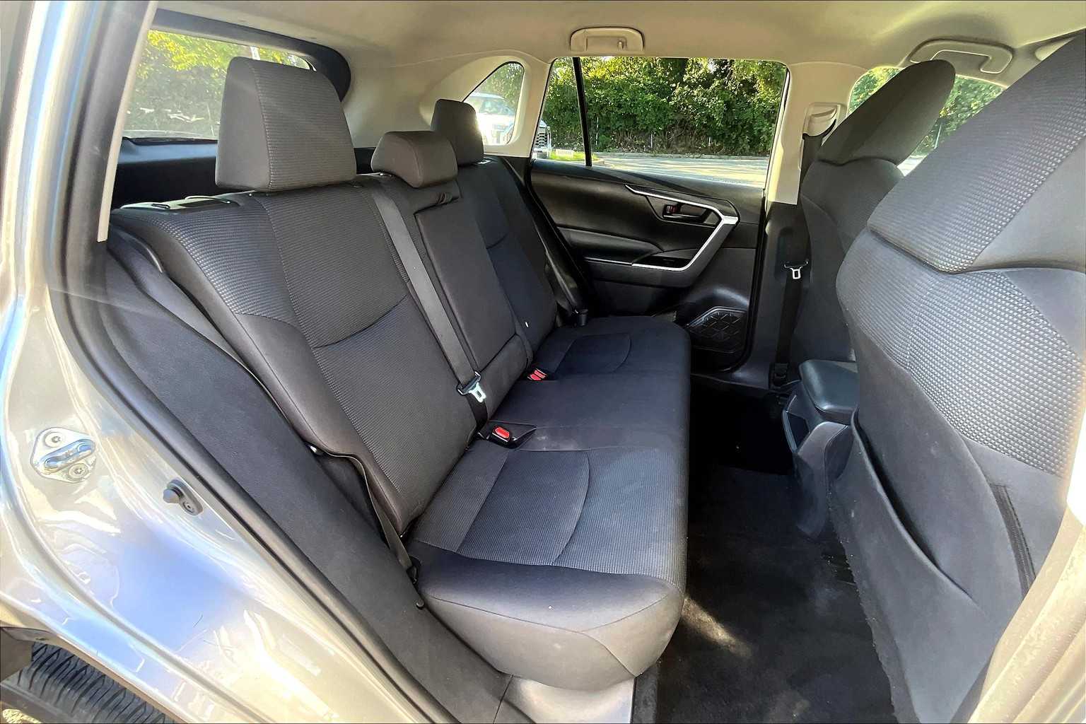 2021 Toyota RAV4 LE photo 19