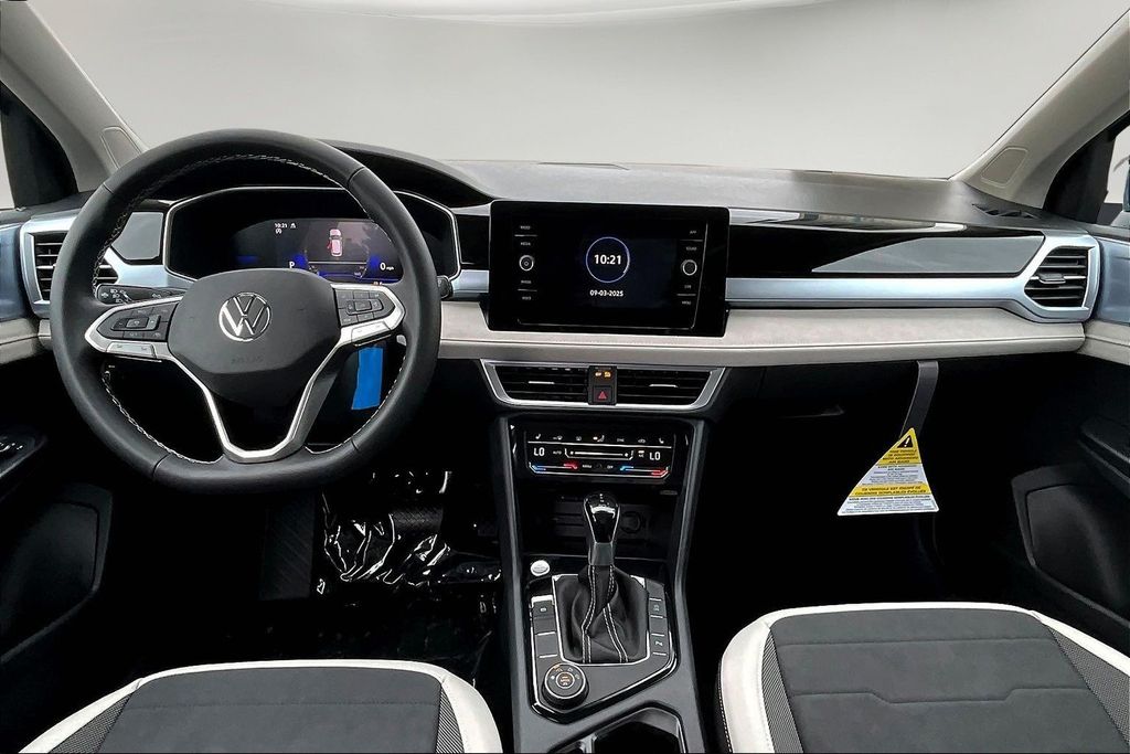 2025 Volkswagen Taos SE photo 4