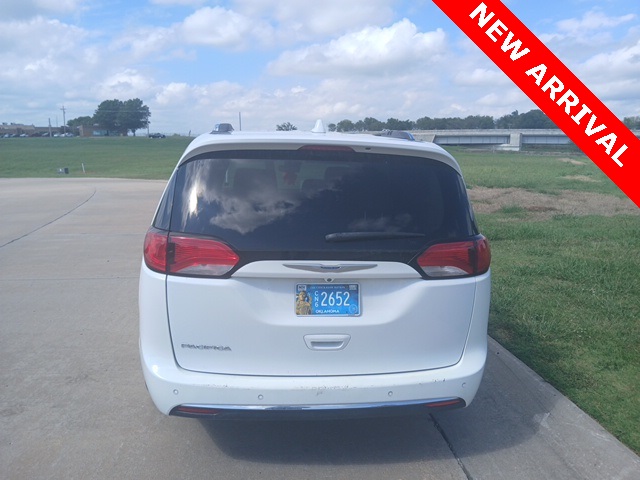 2018 Chrysler Pacifica Touring L photo 3