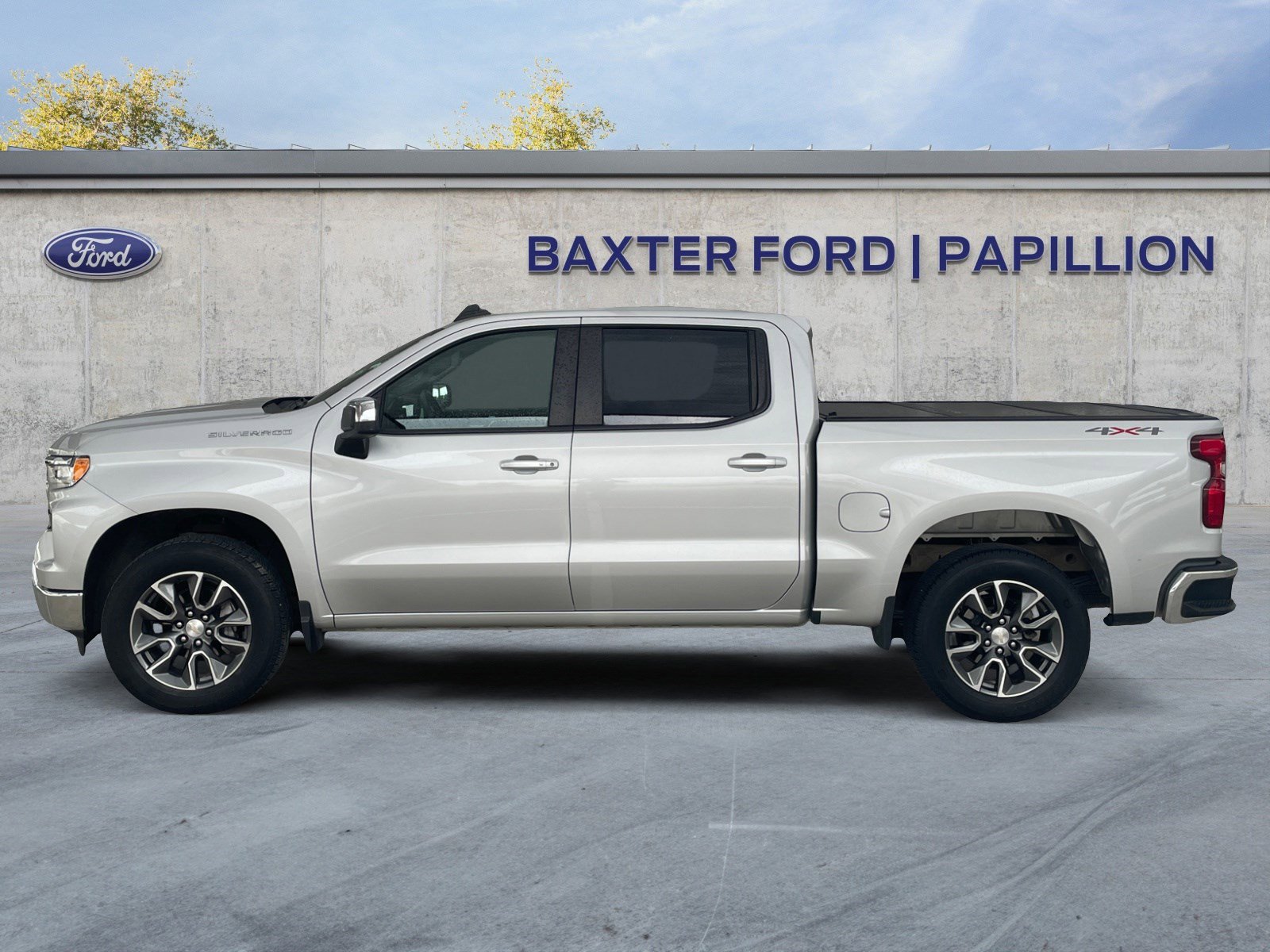 2022 Chevrolet Silverado 1500 LT photo 2