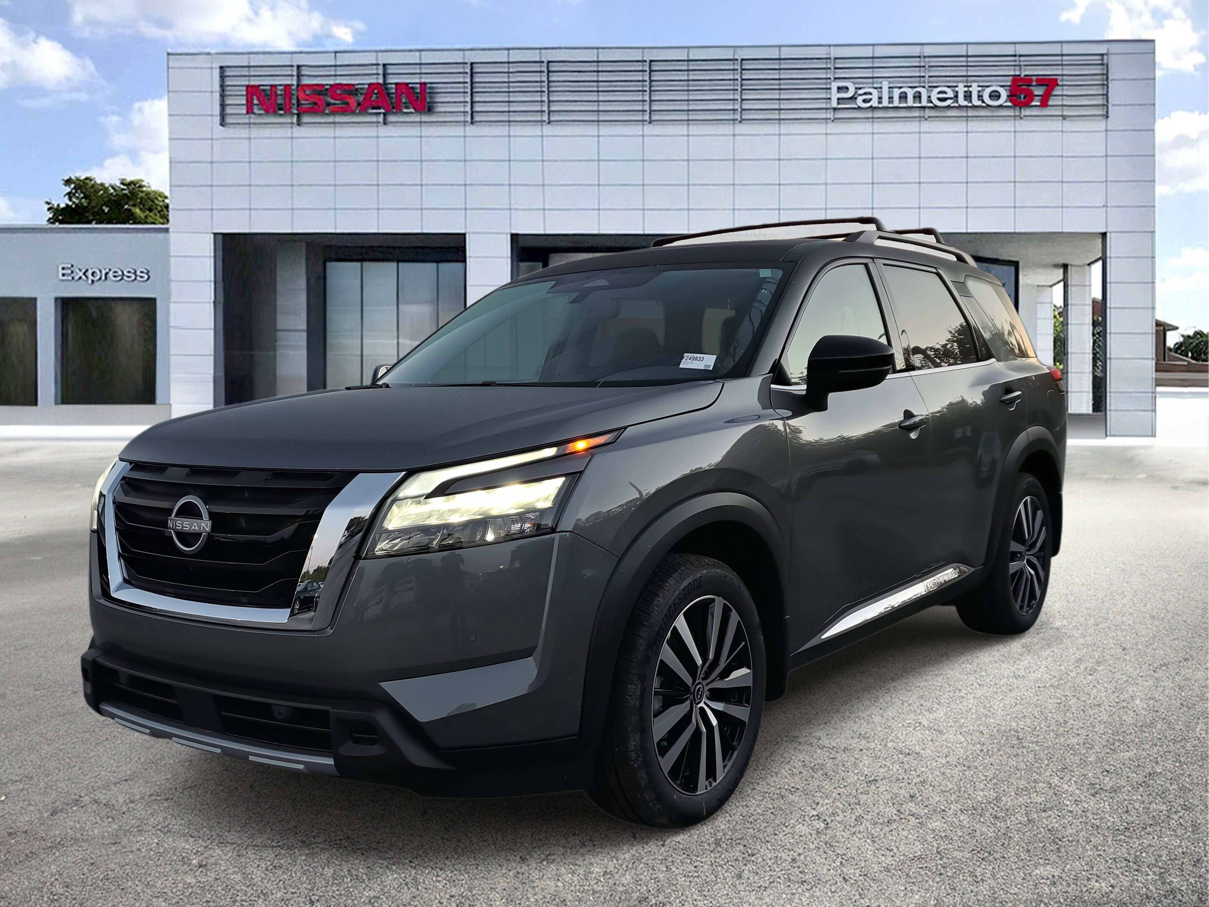 2025 Nissan Pathfinder Platinum photo 2