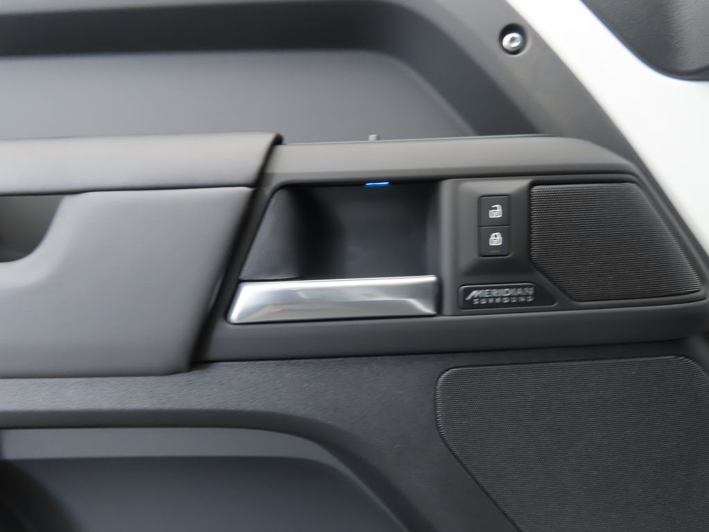2025 Land Rover Defender 110 X-Dynamic SE photo 23