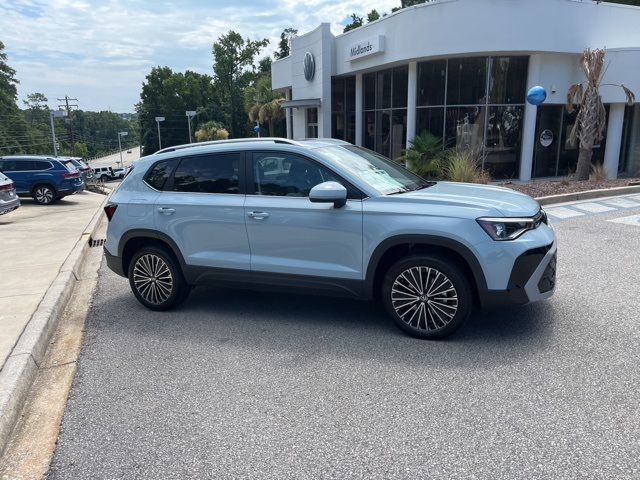 2025 Volkswagen Taos SE photo 2