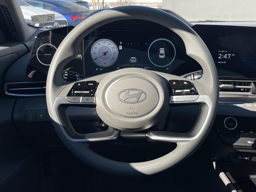 2024 Hyundai Elantra SEL photo 16