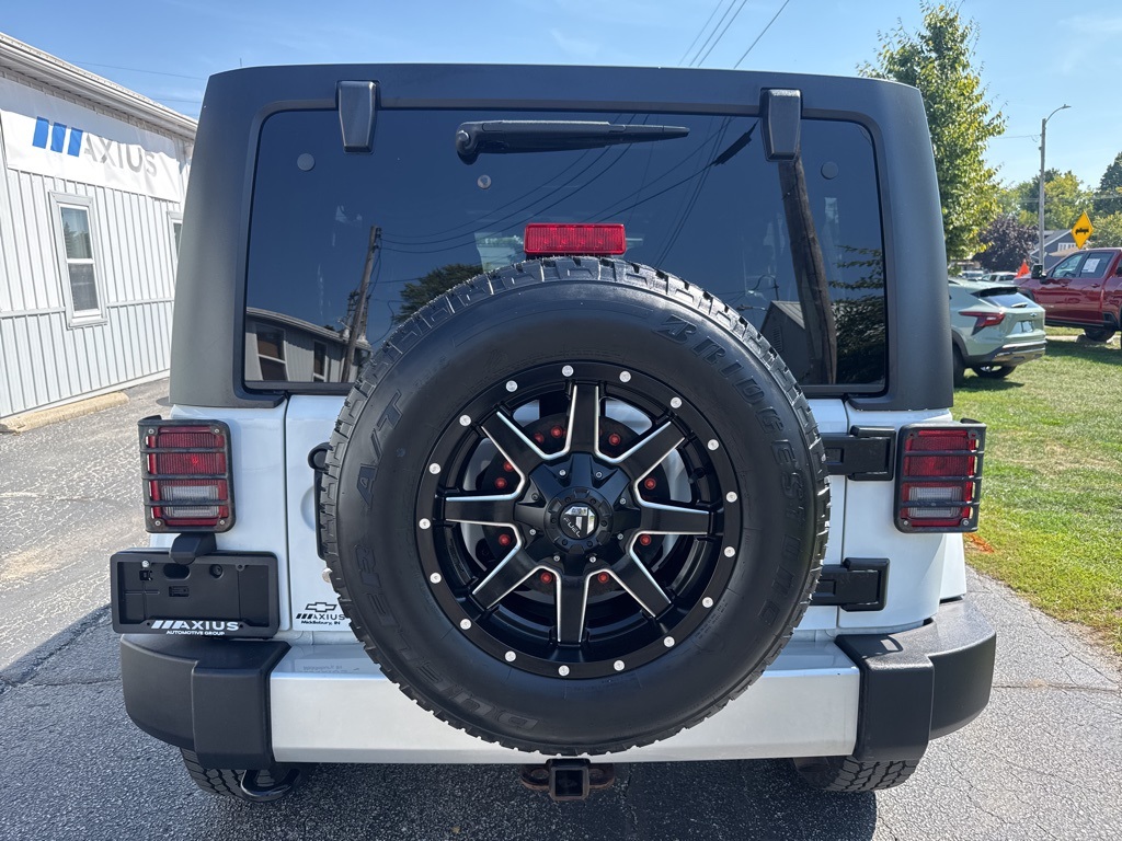 2015 Jeep Wrangler Unlimited Sahara photo 6