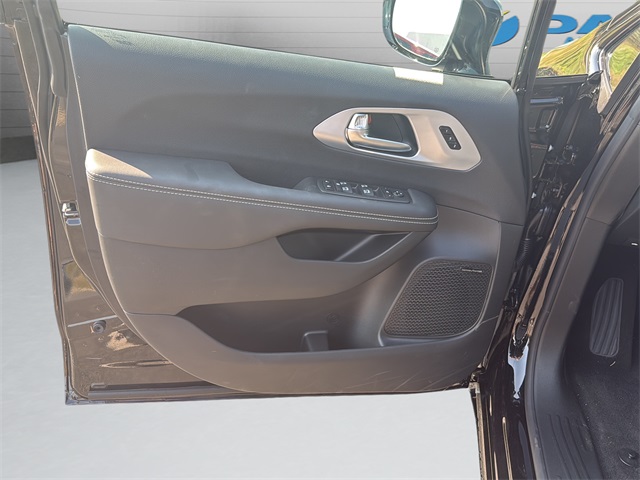 2026 Chrysler Pacifica Limited photo 11