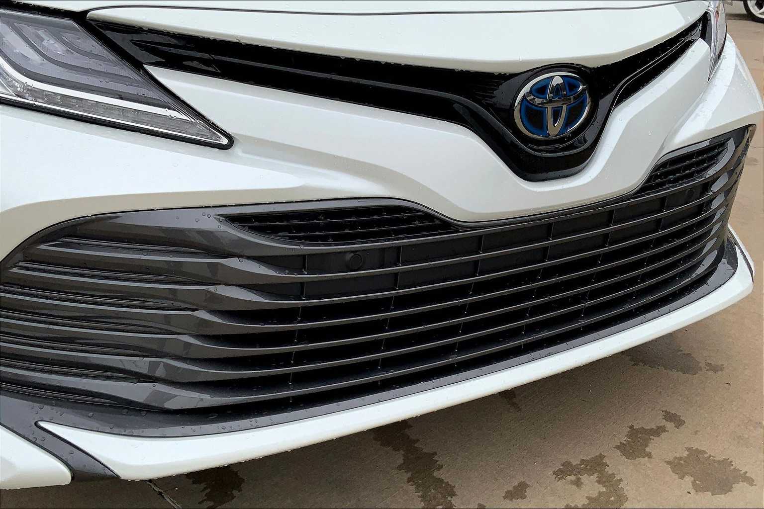 2018 Toyota Camry Hybrid XLE photo 25