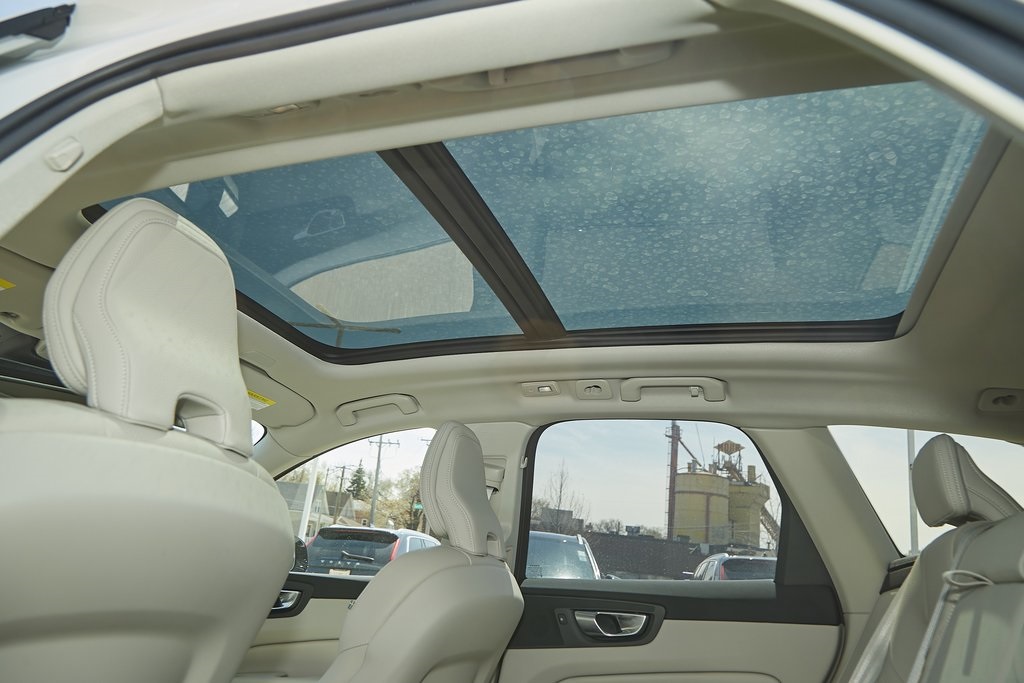 2025 VOLVO XC60 - Image 18