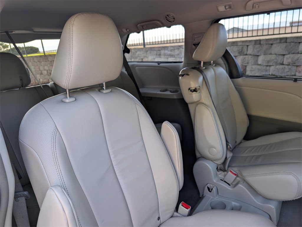 2014 Toyota Sienna XLE photo 18
