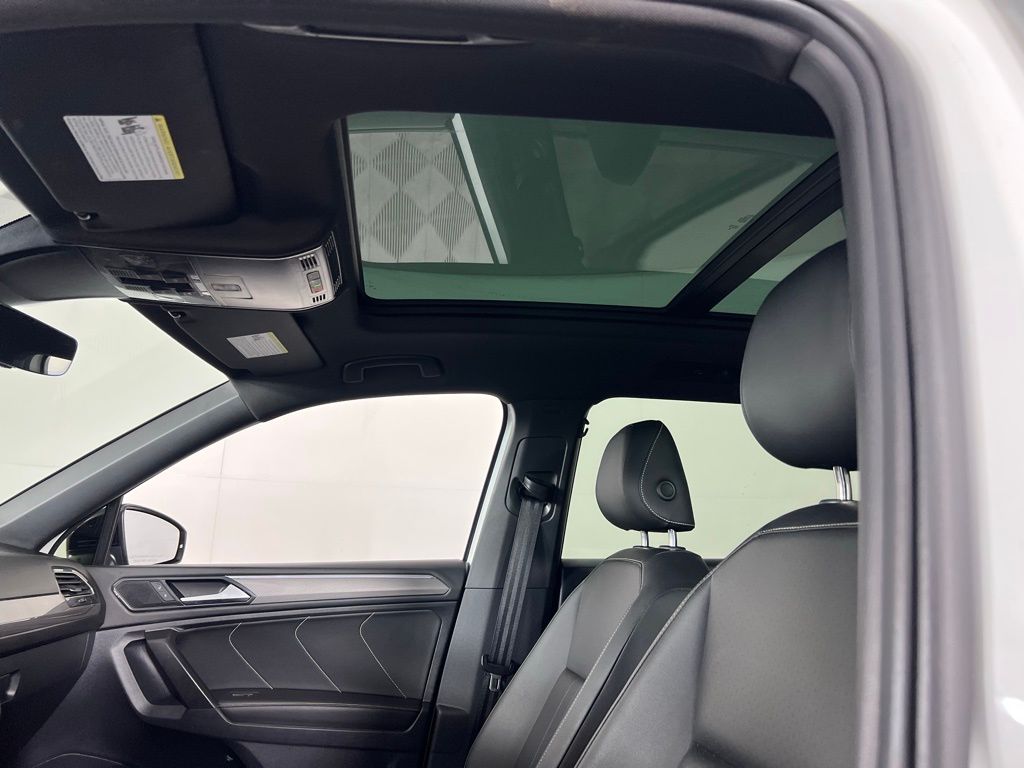 2023 Volkswagen Tiguan SE R-Line Black photo 18
