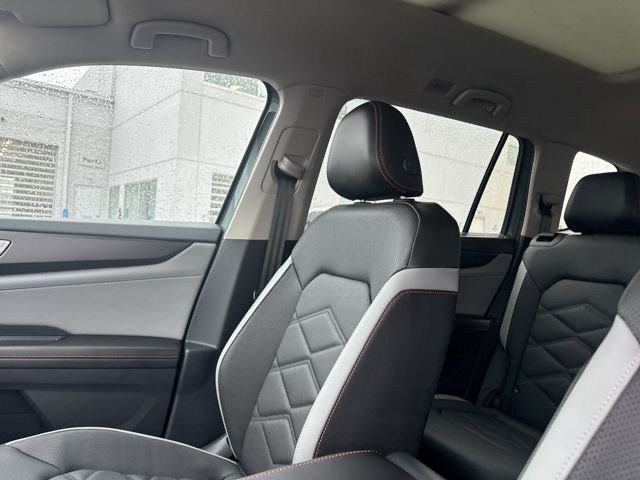 2025 Volkswagen Atlas Peak Edition SE photo 18