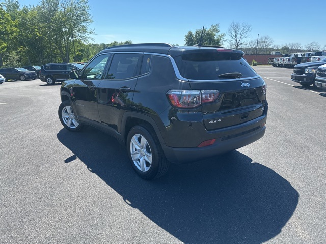 2022 Jeep Compass Latitude photo 2