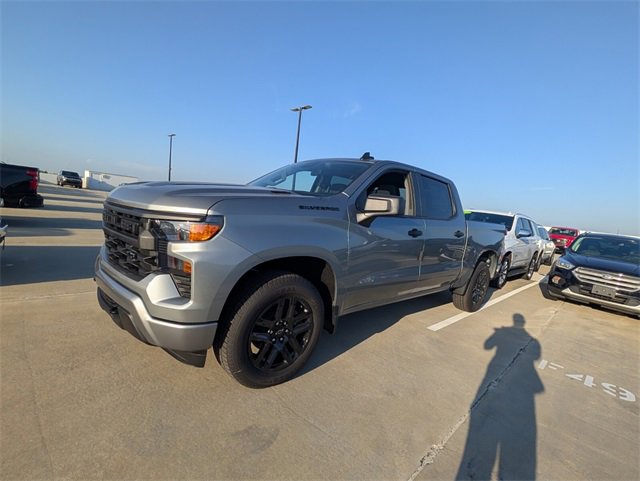 2026 Chevrolet Silverado Custom photo 4