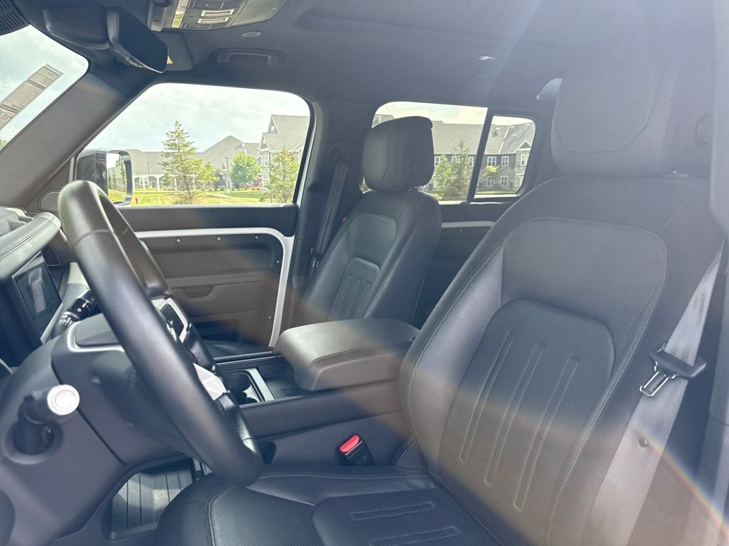 2022 Land Rover Defender 110 X-Dynamic HSE photo 9