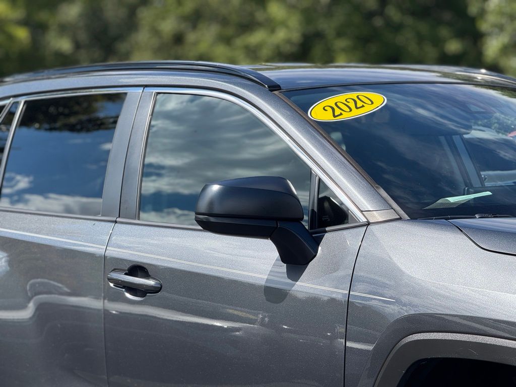 2020 Toyota RAV4 LE photo 3