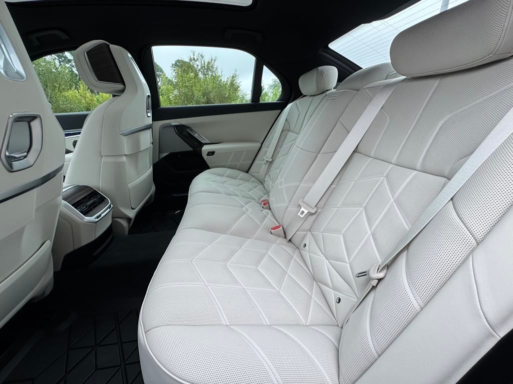 2025 Bmw 740i photo 13