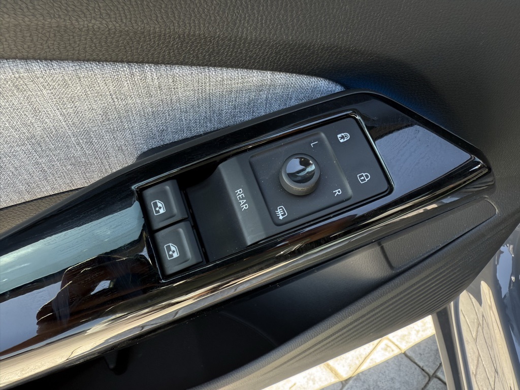 2023 Volkswagen ID.4 Pro photo 18