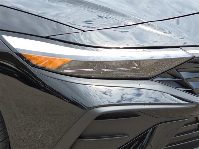2025 Hyundai Elantra SEL Sport photo 4
