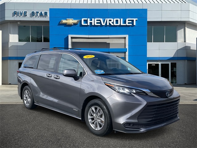 2021 Toyota Sienna LE's photo