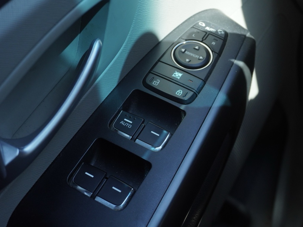 2017 Kia Sedona LX photo 12