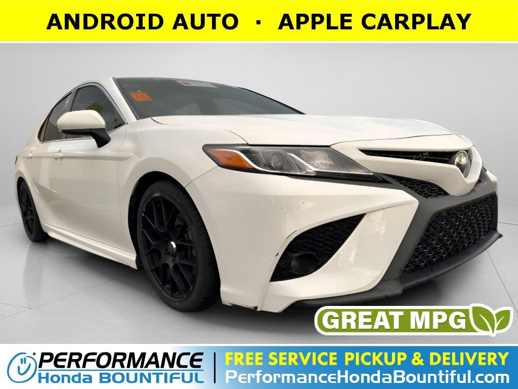 2020 Toyota Camry SE's photo