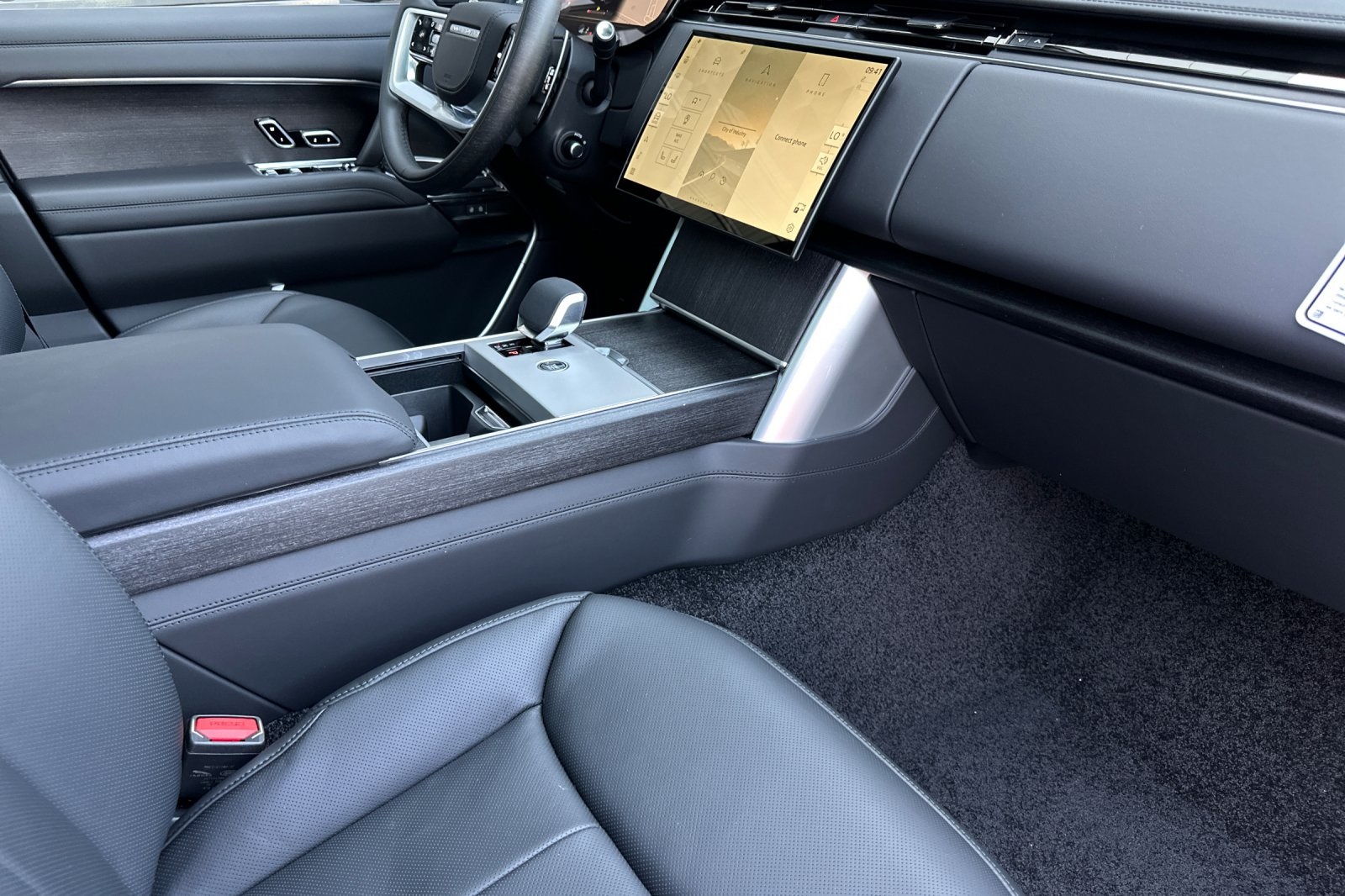2025 Land Rover Range Rover SE photo 16
