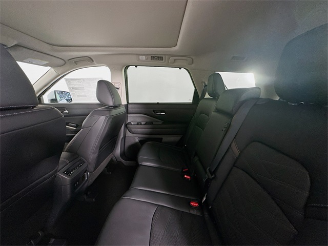 2025 Nissan Pathfinder Platinum photo 25