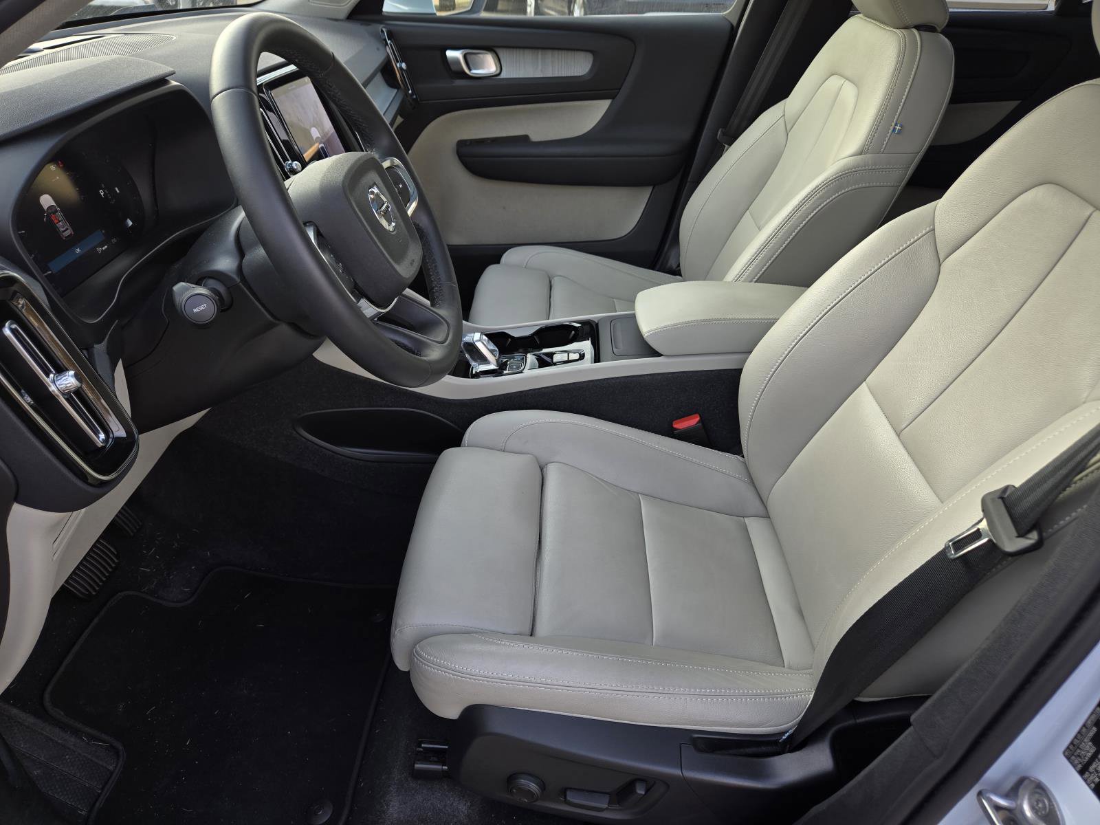 2024 Volvo XC40 Plus photo 2