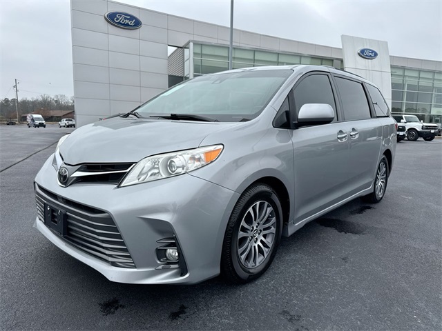 2018 Toyota Sienna XLE's photo