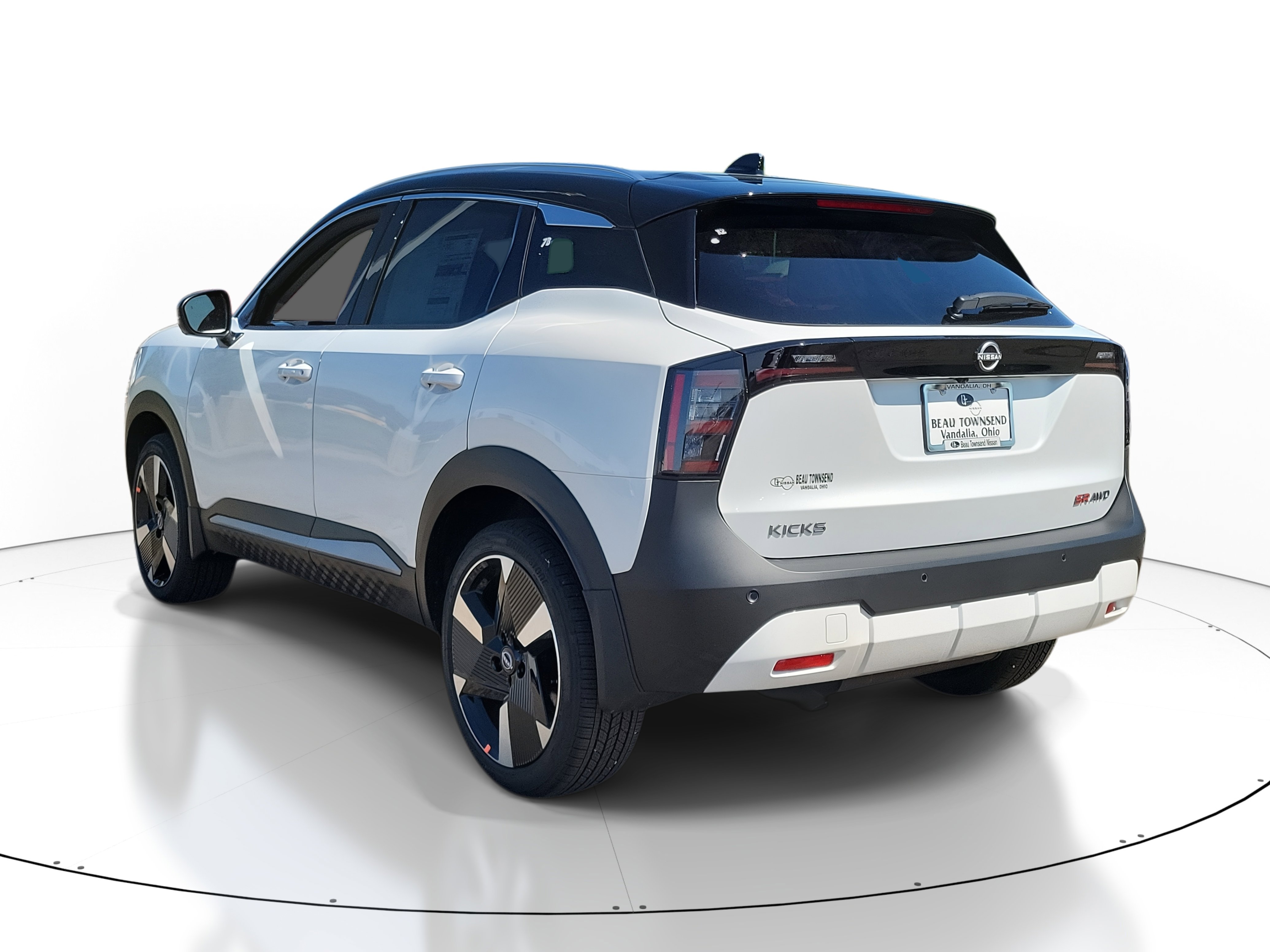 2025 Nissan Kicks SR photo 2