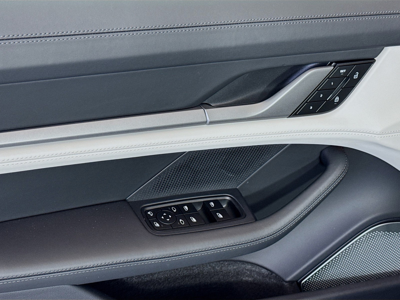 2025 Porsche Taycan 4S photo 11