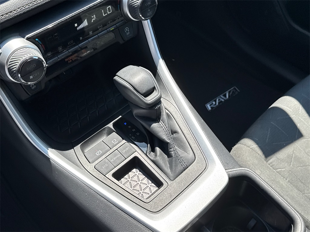 2022 Toyota RAV4 XLE photo 28